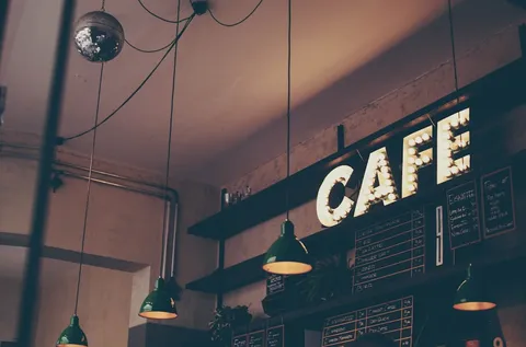Professionelle Kaffeemaschine in der Gastronomie – gewerblicher Kaffeevollautomat für Hotel und Restaurant